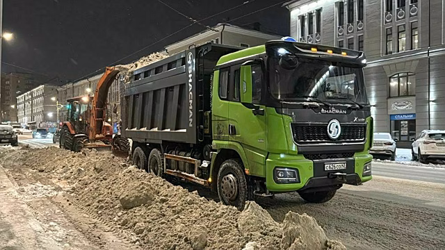 Для борьбы со снегом на улицы Кирова вывели дополнительную технику