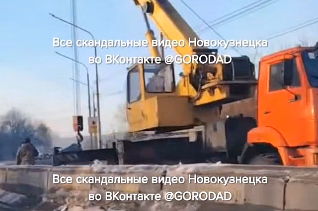 В Новокузнецке из фуры вывалились тяжелые металлические листы