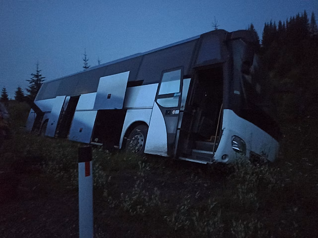 Автобус из Екатеринбурга в Пермском крае улетел в кювет