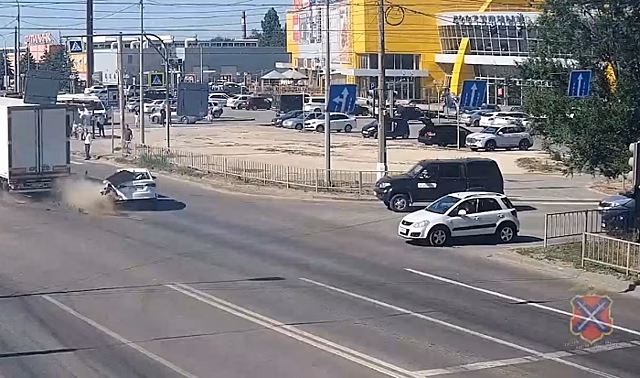 В Волгограде на видео попало жесткое столкновение фуры с легковушкой