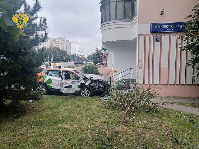 В Москве школьники угнали каршеринг, врезались в дом и сбежали с места ДТП