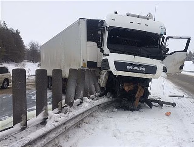 Водитель грузовика попал в больницу после ДТП на трассе М-5 в Самарской области