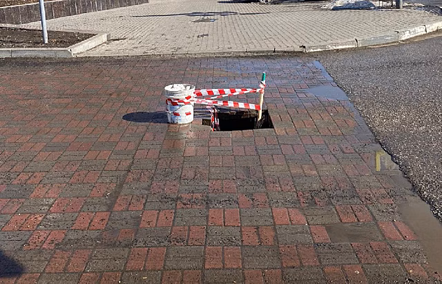 Жители Благовещенска заметили в центре города дыру в тротуаре