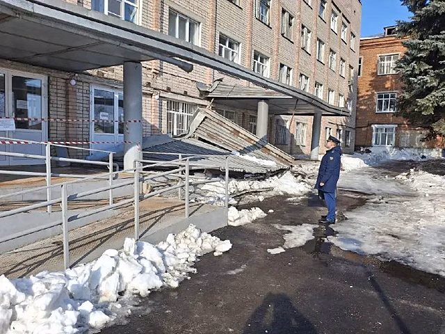 Снежная шапка сломала козырек в больнице под Костромой