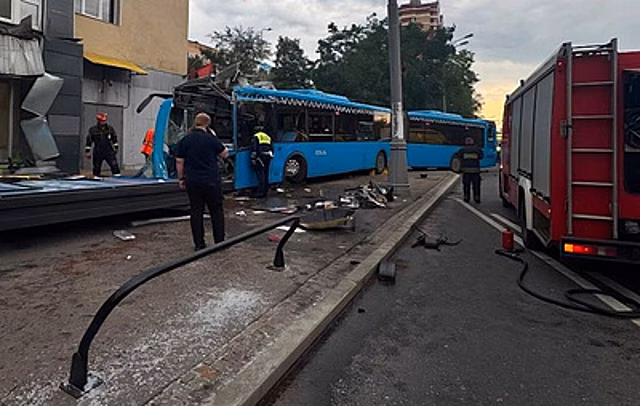ТАСС: водителя автобуса зажало в кабине после ДТП с "Газелью" в Москве