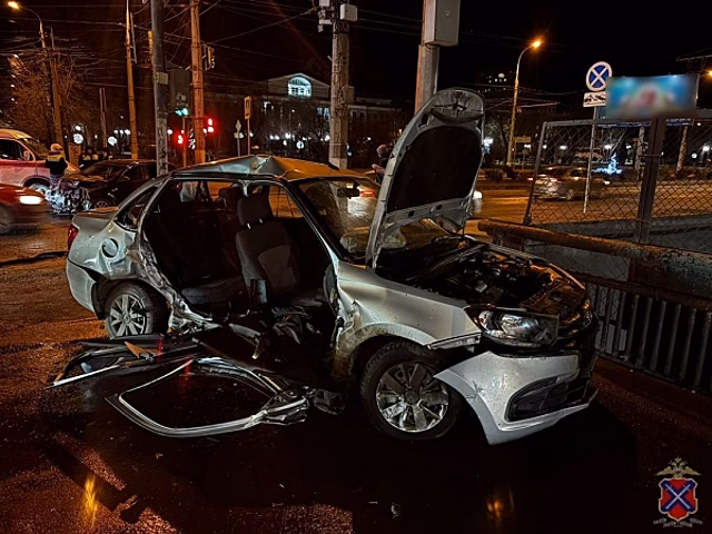 Камера на перекрестке Волгограда сняла на видео момент жуткого ДТП