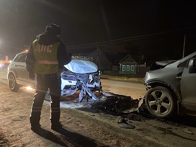 Поправлявшая за рулем прическу свердловчанка устроила лобовое ДТП с тремя пострадавшими