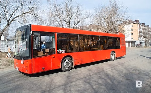 В Казани женщина выпала из автобуса №90