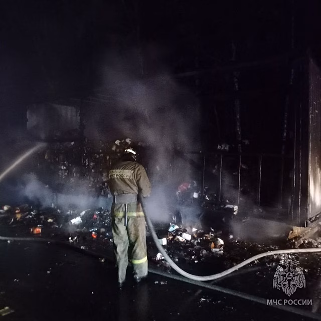 Грузовик с посудой из стекла загорелся на трассе М-7 в Нижегородской области