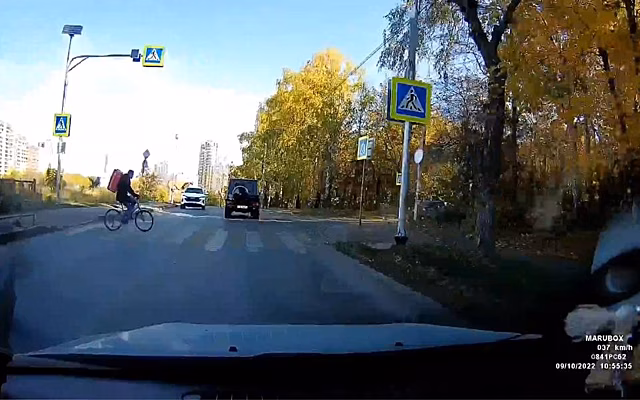 Сотрудник доставки едва не стал жертвой ДТП на пешеходном переходе в Рязани