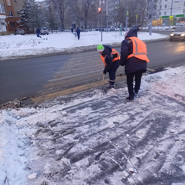 В Оренбурге после сильного снегопада проходят снегоуборочные работы