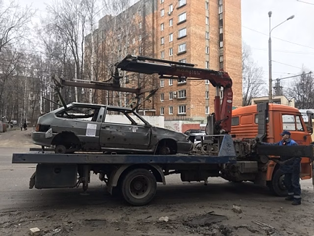 Брошенные авто эвакуируют при подготовке к генуборке Нижнего