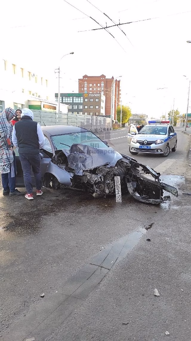 В Красноярске водитель на Mazda снёс фонарный столб