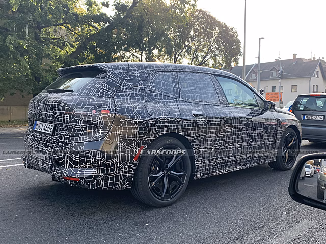  		 			Электрокросс BMW iX под камуфляжем заметили на дорогах в Будапеште 		 	