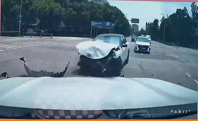 Видеорегистратор сбитого автомобиля запечатлел легковушку виновника ДТП