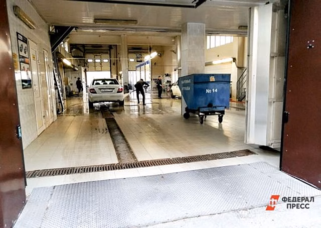В Екатеринбурге сносят незаконную автомойку на Таватуйской