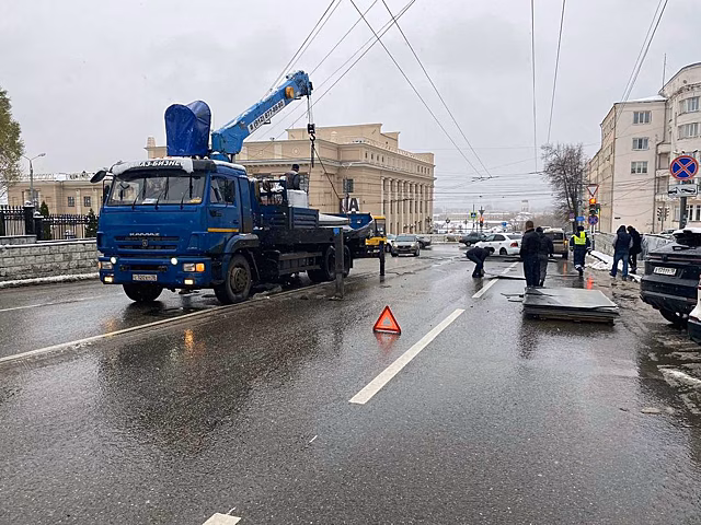 Груз стекла выпал из «КАМАЗа» на две легковушки в Ижевске