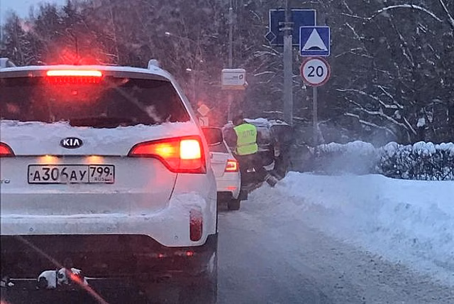 На Яблоневой аллее водитель совершил наезд на матчу городского освещения
