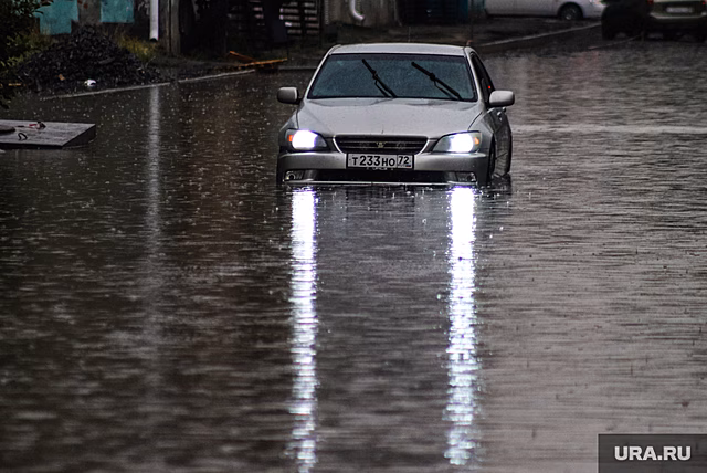 В Екатеринбурге прорвало трубу с горячей водой. «Кипяток хлещет прямо на проезжую часть»
