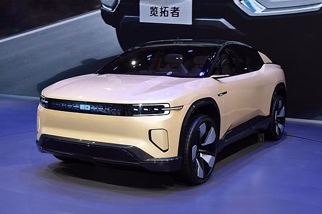 Купеобразный кроссовер Changan CD701 показался на живых фото