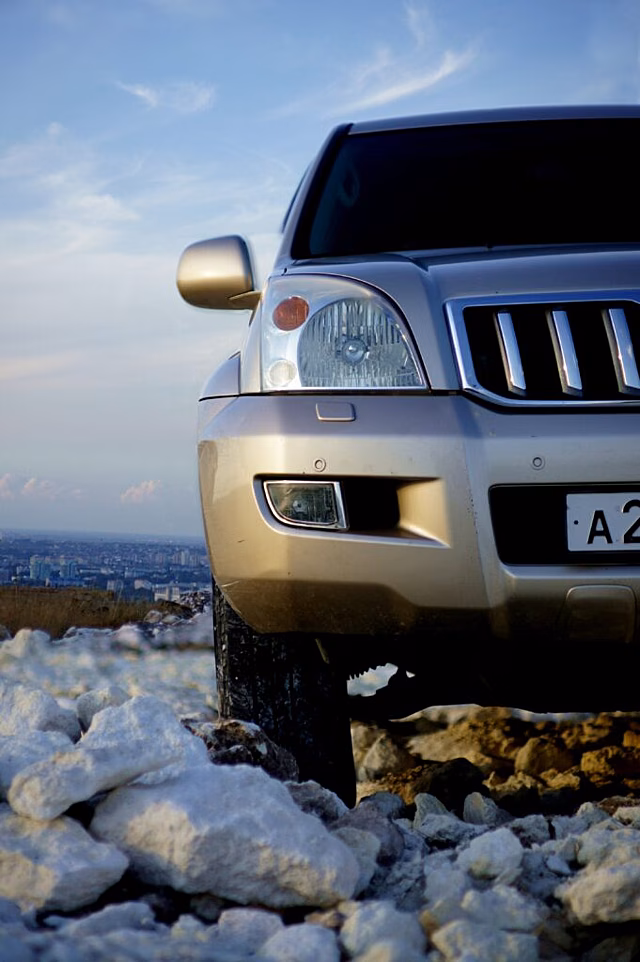 Граждане России скупают внедорожники Toyota Land Cruiser Prado в Японии летом 2022 года