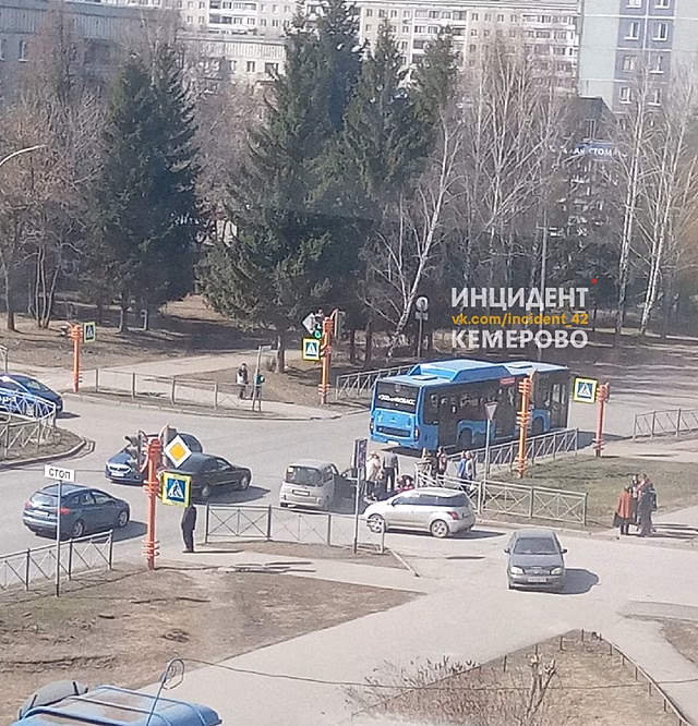 Соцсети: автомобиль сбил ребенка на перекрестке в Кемерове