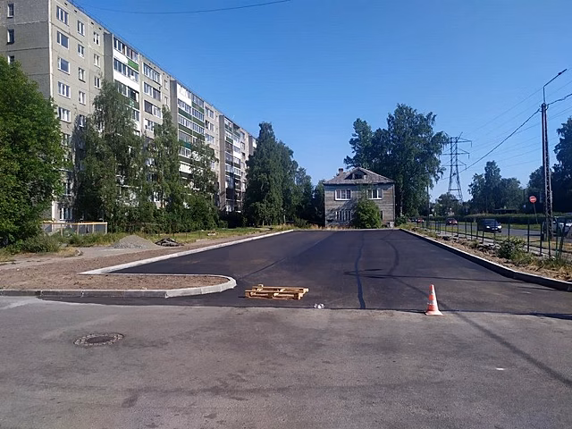 Около детской поликлиники на Октябрьском проспекте заасфальтировали парковку