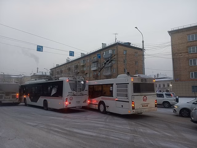 В Красноярске утром оборвалась троллейбусная контактная линия