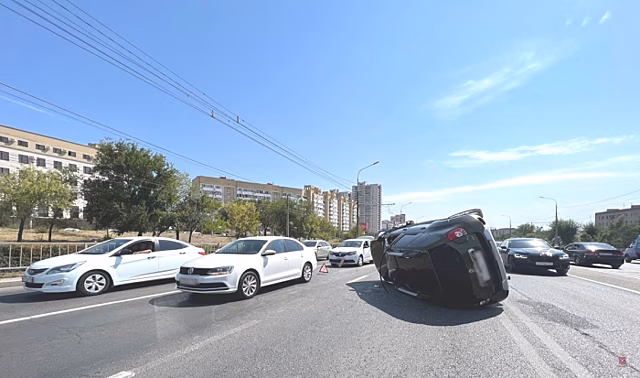 Момент массового ДТП с переворотом в Волгограде попал на видео