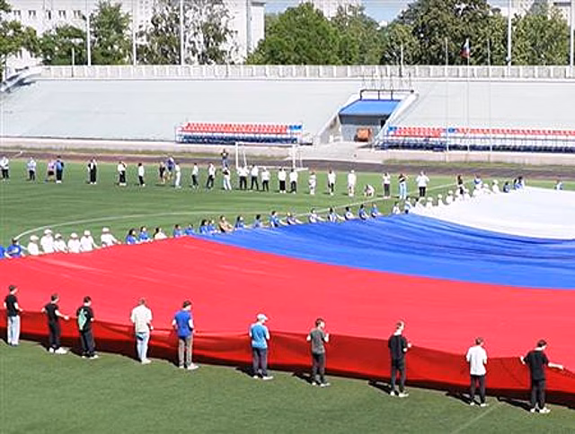 С гордостью за свою страну: молодежь Самары развернула гигантский флаг России