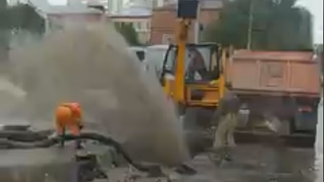 «Репетиция торжественного открытия фонтана на Чернышевского». Саратовец заметил бьющую из-под асфальта струю воды