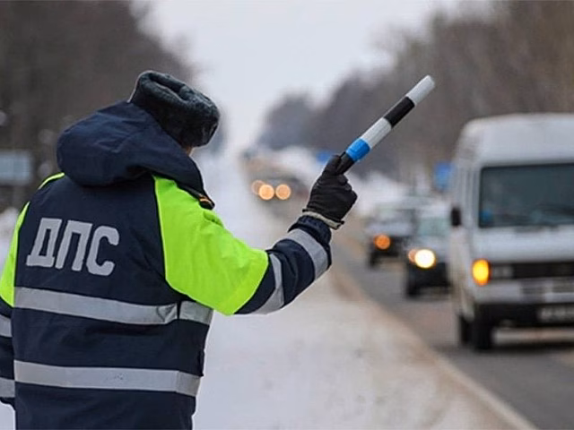 Сотрудник ДПС сопроводил саратовчанку до роддома 8 марта с «мигалками»
