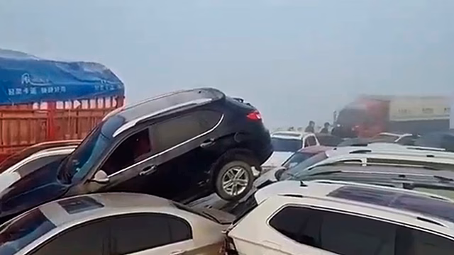 В Китае столкнулись 200 автомобилей