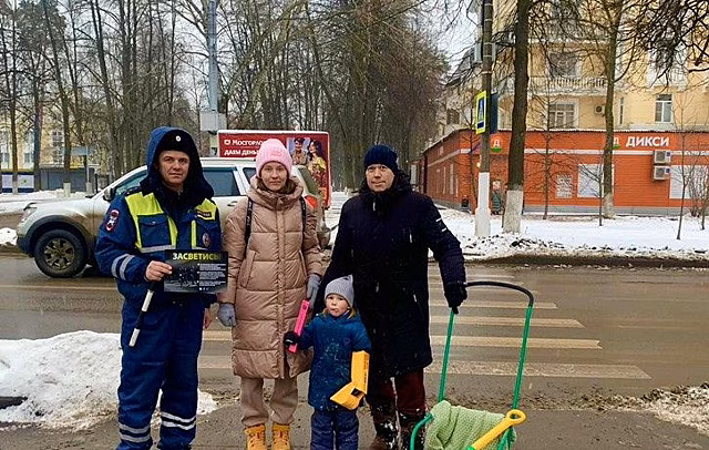 Сотрудники ГИБДД Красногорска напомнили о пользе световозвращающих элементов на одежде