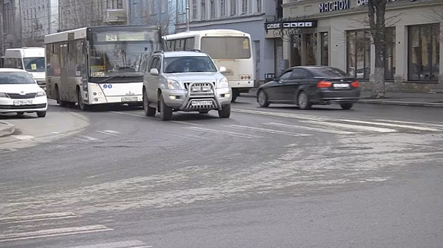 В рамках акции "Вежливый водитель" сотрудники ГИБДД поощряют примерных самарских автомобилистов