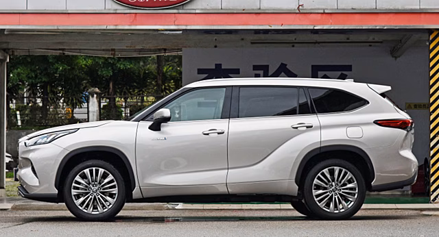 Toyota не сдержала обещания. Новый Highlander оказался дороже, чем было объявлено ранее