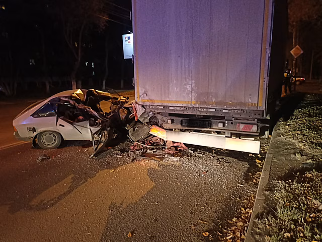 В Челябинске пьяный водитель «Москвича» врезался в «КамАЗ» и угробил своего пассажира