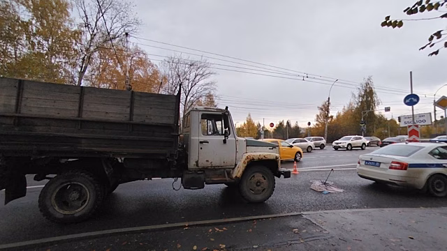Водитель грузовика сбил женщину на пешеходном переходе в Вологде