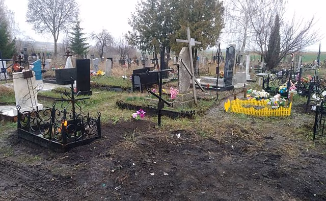 В Курской области сельсоветы обязаны оборудовать мусорки на кладбищах