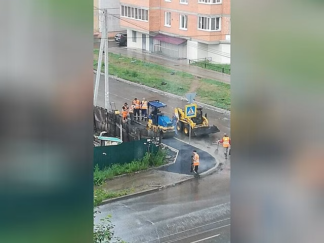 В Чите закатали канализационный люк в асфальт