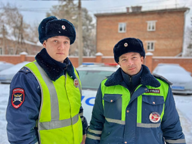 Сотрудники ГИБДД Новосибирской области сопроводили автомобиль, в котором находился ребенок, нуждавшийся в медицинской помощи