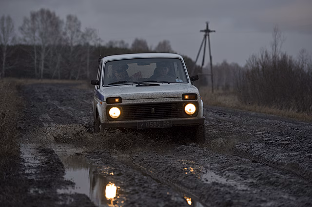 На ухабистой дороге низкая скорость опасна для кузова автомобиля