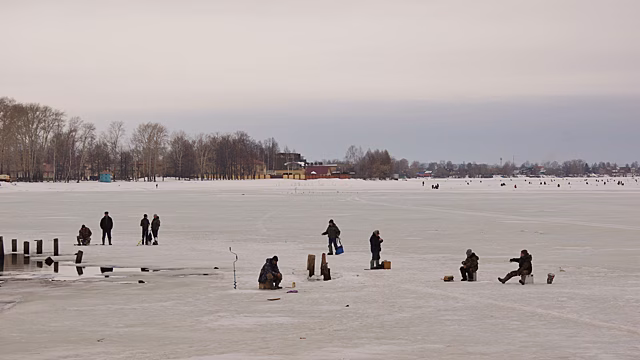 В Воткинске запретили выходить на лёд городских водоёмов