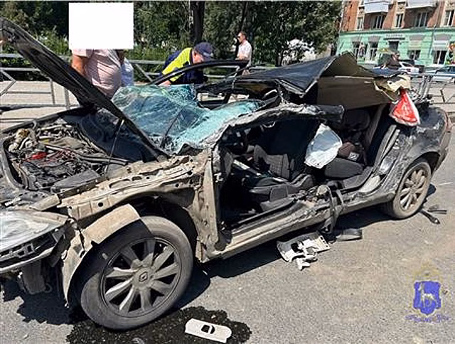 В Самаре водитель экскаватора "разнес" Renault Megane