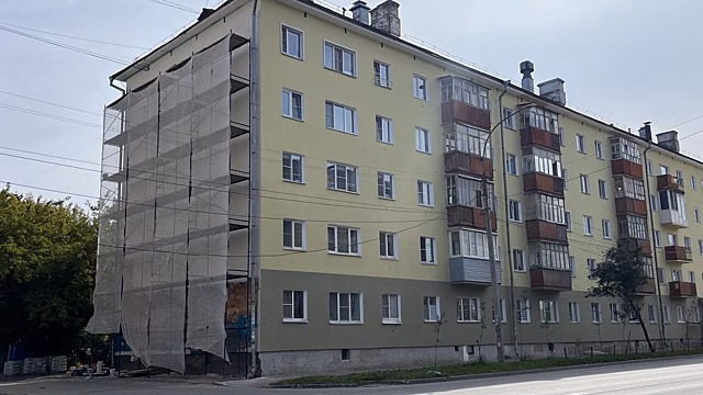 На улице Галкинской, 107, в Вологде продолжается ремонт фасада