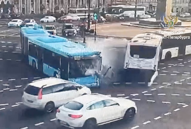 Водитель одного из столкнувшихся в Петербурге автобусов потерял сознание за рулем