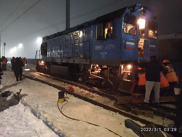 На Западно-Сибирской железной дороге локомотив сошел с рельсов