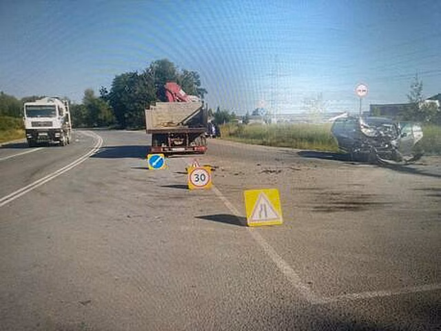 На окружной легковушка не уступила дорогу грузовику и лишилась части капота