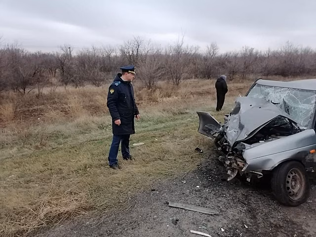 В Калмыкии в ДТП с грузовиком погибли два человека