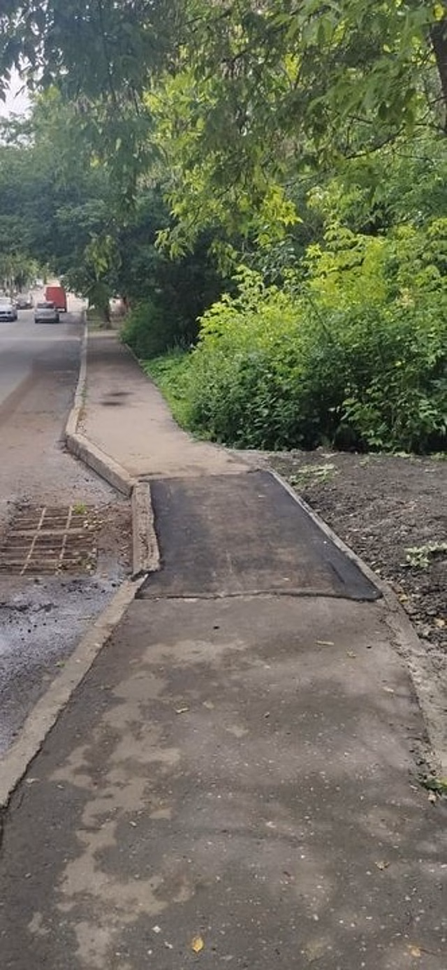 На улице Свободы восстановили обвалившийся тротуар